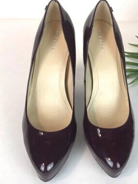 New CALVIN KLEIN Emmy Aubergine Patent Leather Almond Toe Column Heel Pump Sz 8M